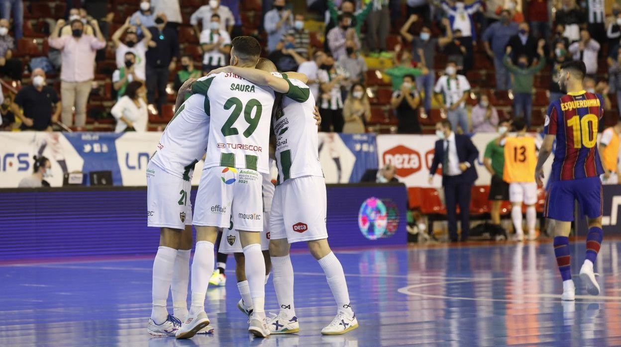 Plantilla y aficionados del Córdoba Patrimonio celebran la victoria ante el Barcelona