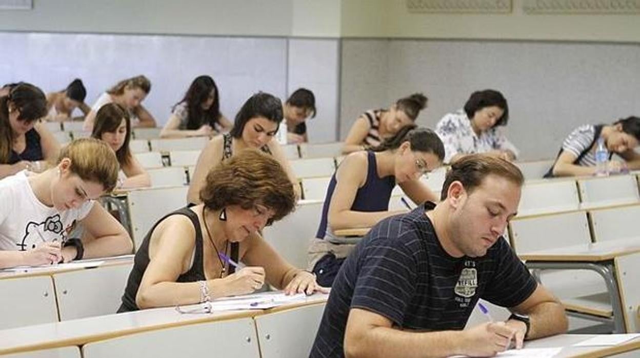 Opositores durante la realización de un examen