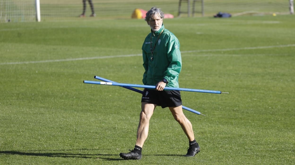 El entrenador del Córdoba CF, Pablo Alfaro, pasea con dos picas en la Ciudad Deportiva