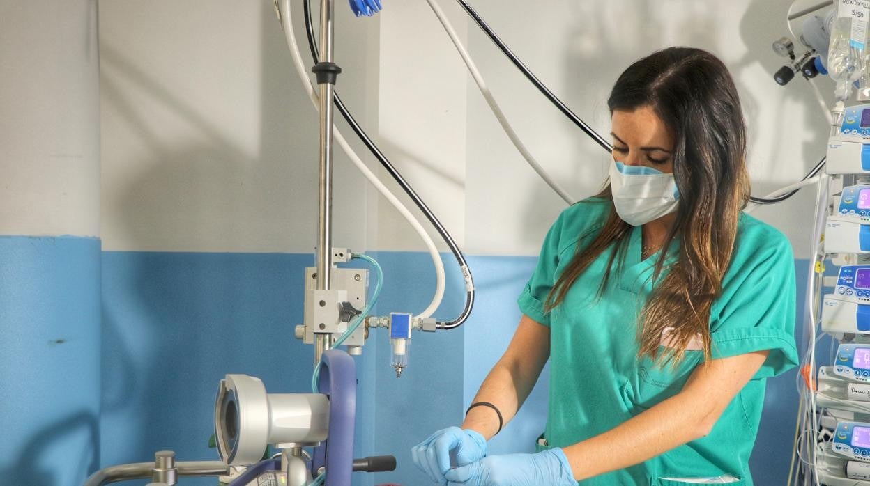 Una enfermera en la UCI del Hospital Reina Sofía