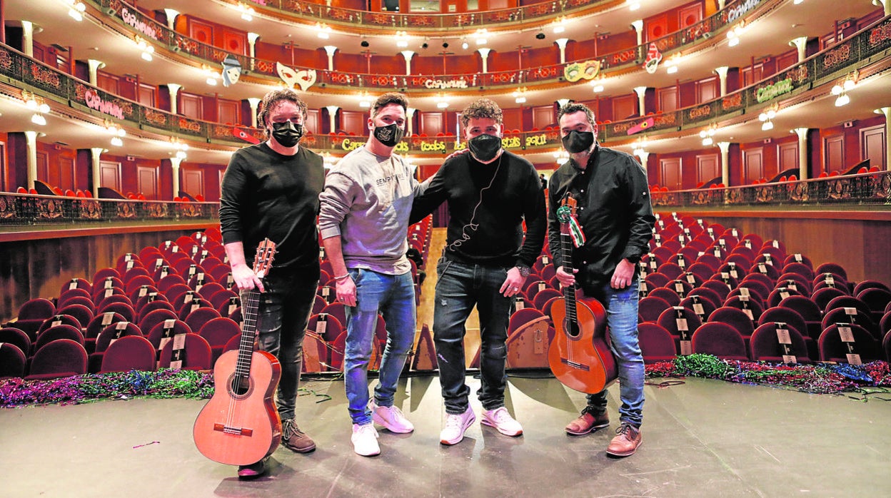 José Aranda, Rafael Rojano, Rafael Aranda y Manuel Ruiz, en el escenario del Gran Teatro