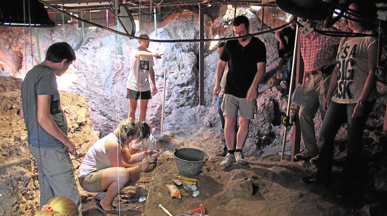 Excavación en la Cueva del Ángel de Lucena