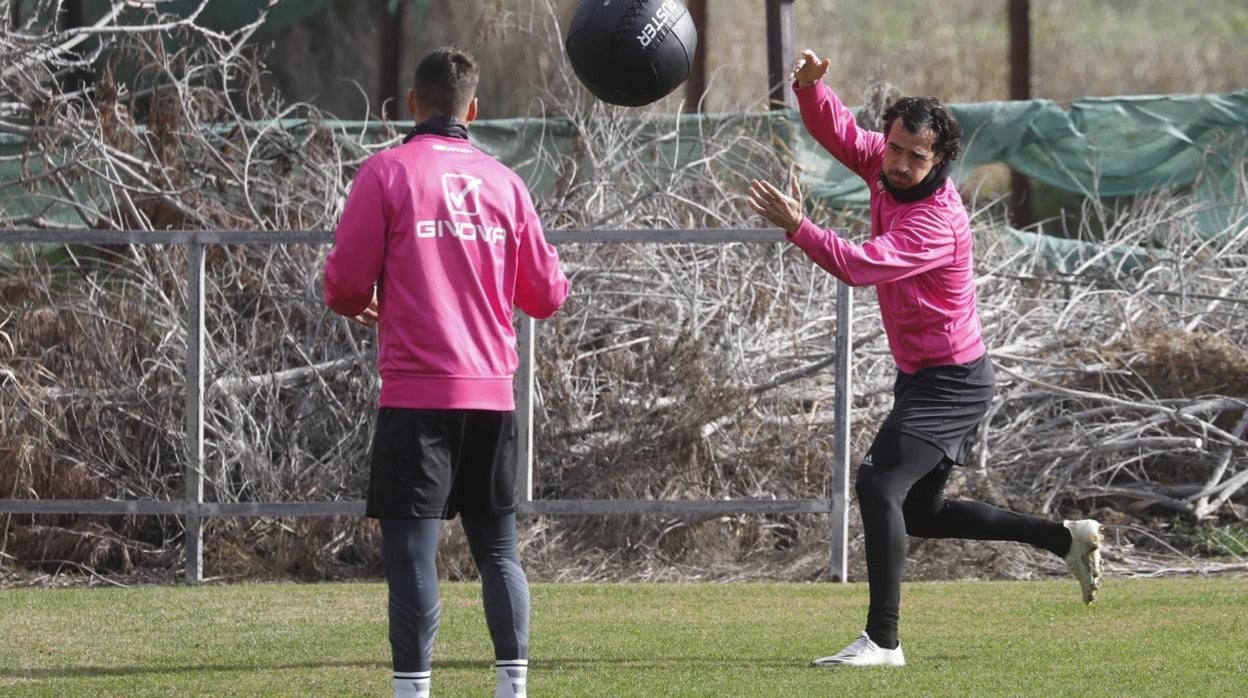 El centrocampista del Córdoba CF Miguel de las Cuevas lanza un balón