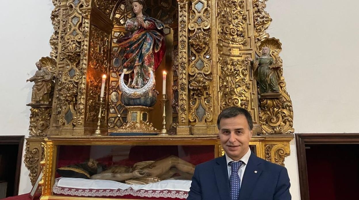 Alfonso Orti, junto a la urna del Señor del Santo Sepulcro