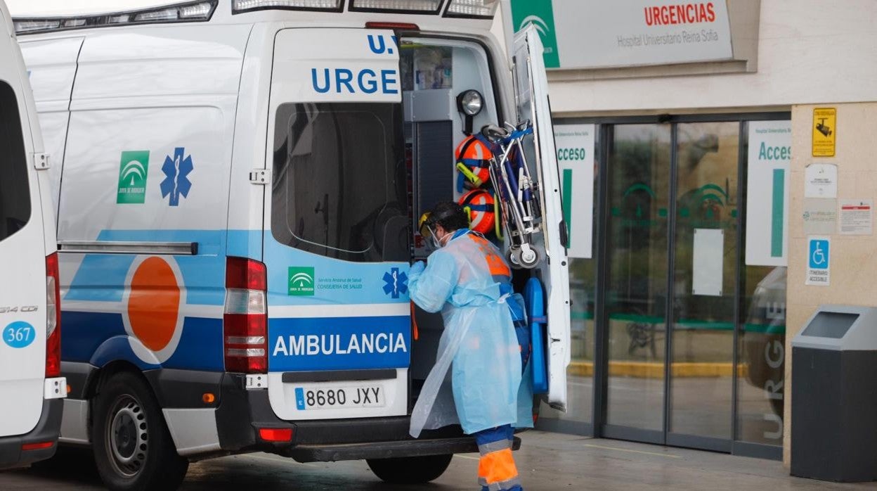 Un profesional sanitario se dispone a hacer un ingreso en las Urgencias del Hospital Reina Sofía