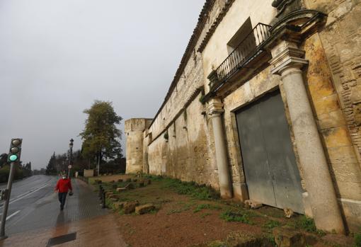 Fachada sur del Alcázar de los Reyes Cristianos de Córdoba, con la portada barroca