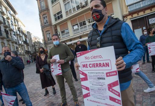 Una treintena de empresarios se ha concentrado esta mañana en representación del sector