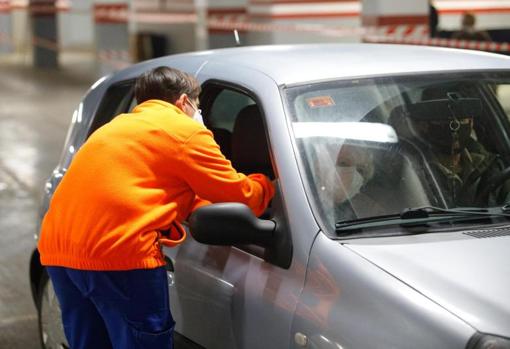 Un profesional del SAS le administra la vacuna a una mujer