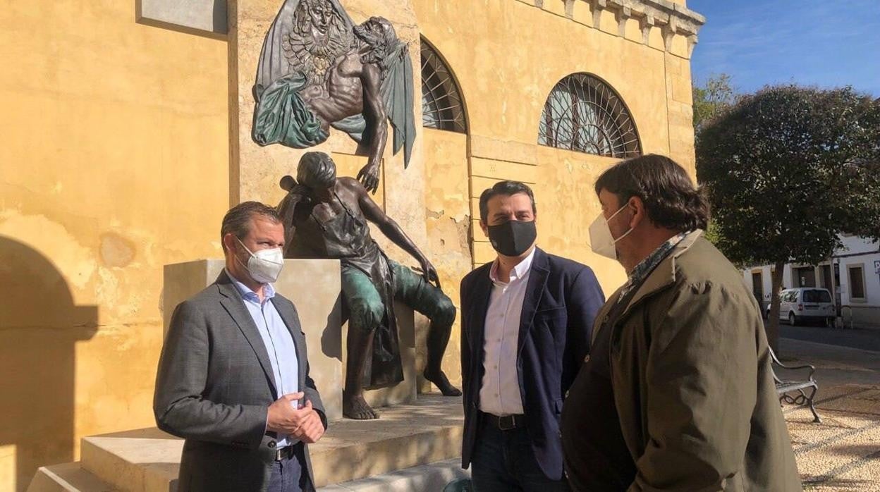 David Dorado, José María Bellido y José Manuel Belmonte, en la presentación del monumento