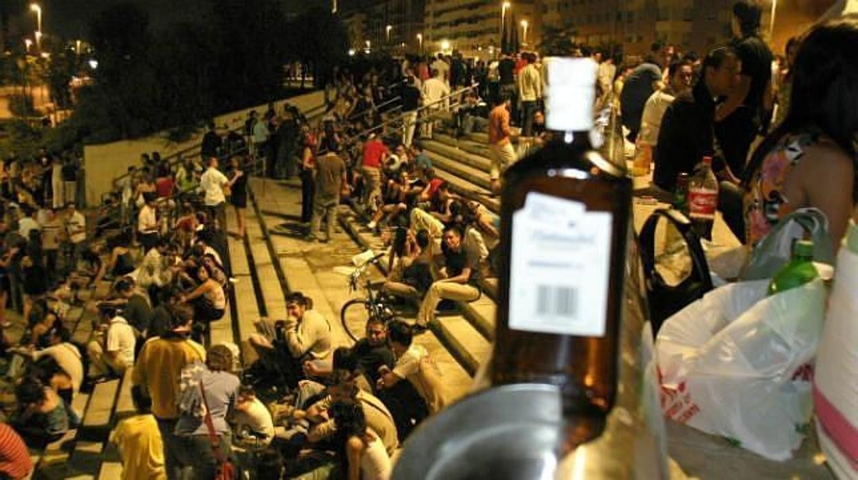 Botellón en Sevilla en una imagen de archivo