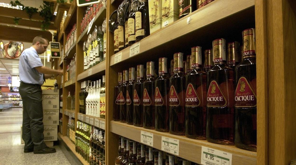 Un empleado en una tienda de comestibles y bebidas