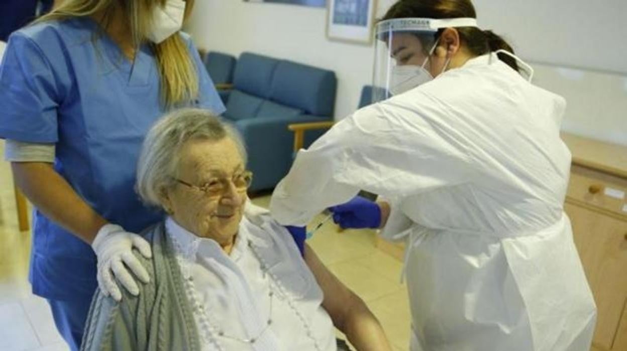 Una señora recibe la vacuna contra el coronavirus