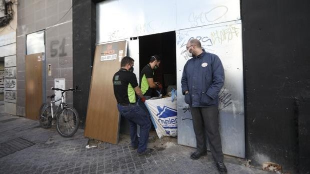 Desalojan el bloque de Antonio Maura, 51, en Ciudad Jardín, tras casi una década de okupación