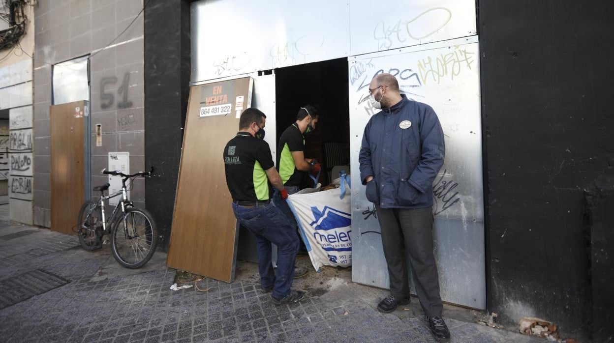 Operarios limpiando el edificio desocupado de Antonio Maura