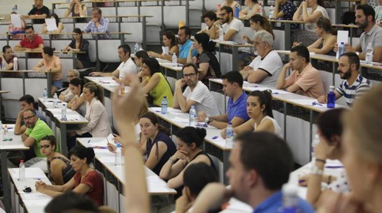 Opositores durante un examen