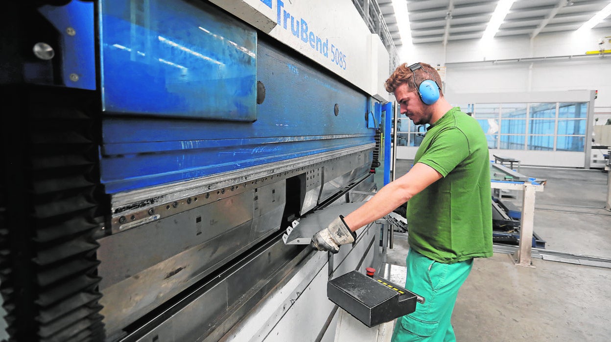 Un trabajador en una empresa de Córdoba