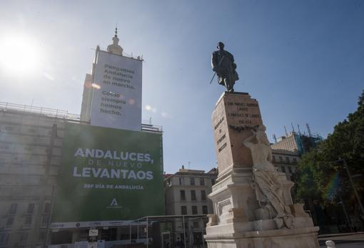 El inmueble, tras la estatua del Marqués de Larios