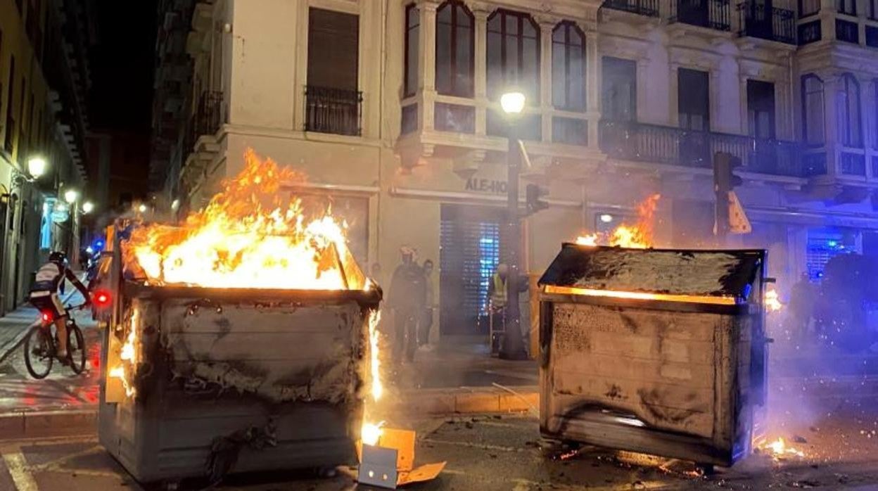 Contenedores ardiendo durante la manifestación de protesta por la detención del rapero Pablo Hasel