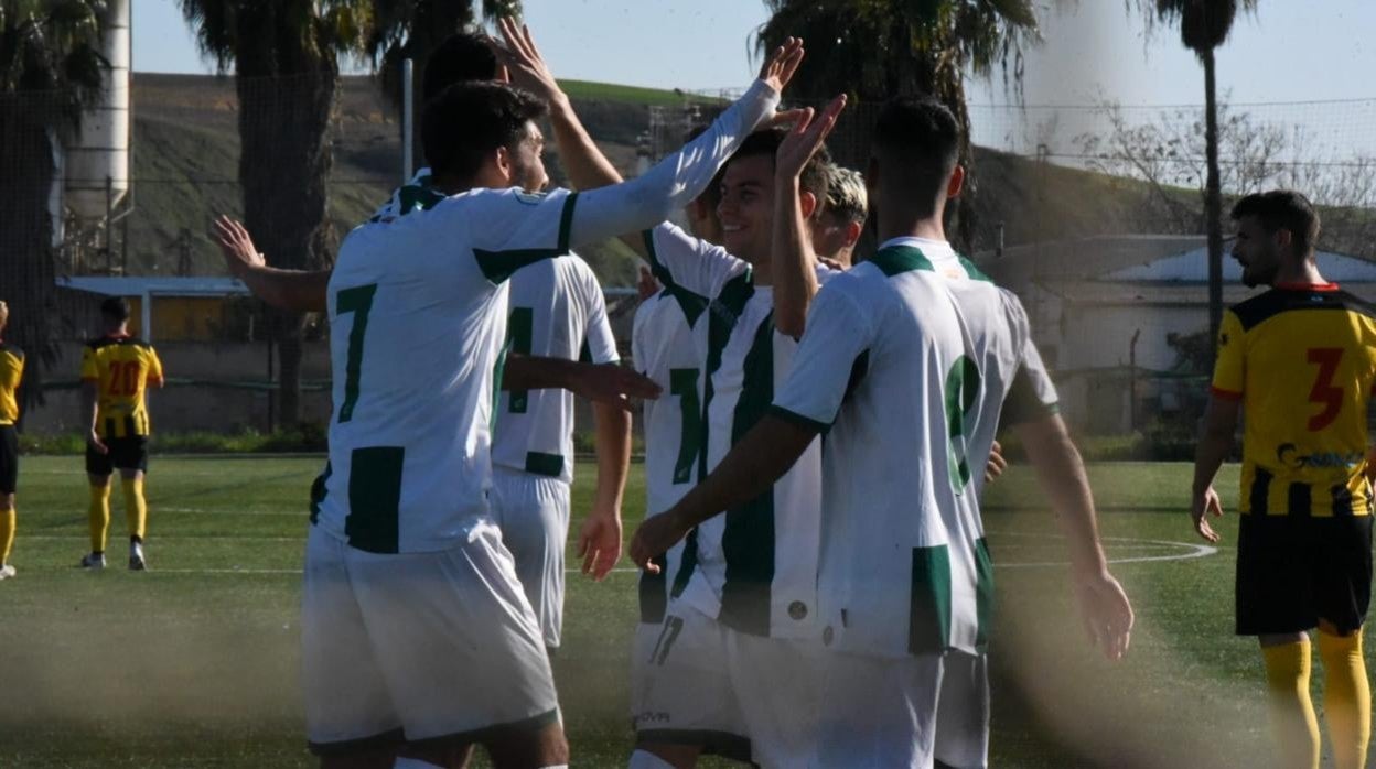 Diego Domínguez, con el 7, celebra el gol del Córdoba B ante el San Roque este domingo