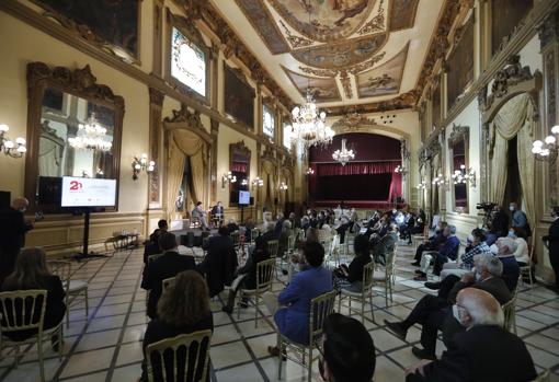 Imagen del público, hoy asistente a la charla-coloquio del director de ABC