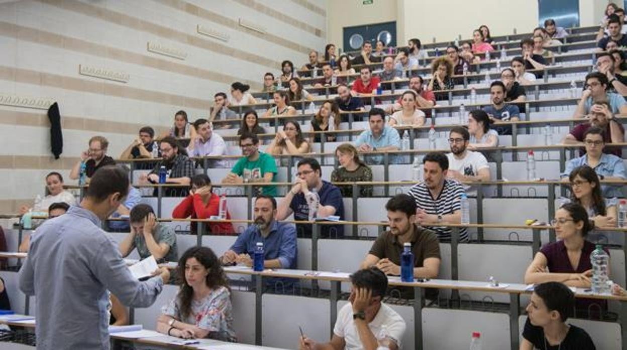 Opositores durante un examen