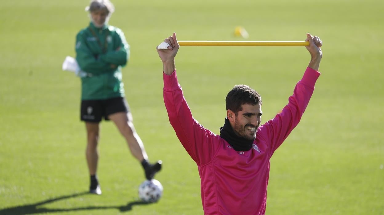 El central cordobés del Córdoba, Bernardo Cruz, en un entrenamiento