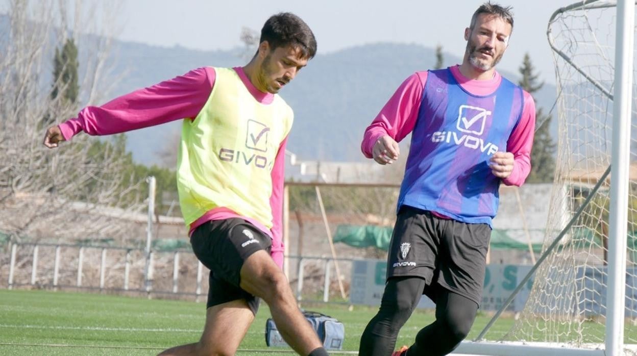 El delantero del Córdoba B Diego Domínguez, este miércoles, en el entrenamiento del primer equipo