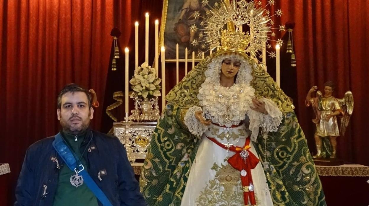 José Prieto, junto a su Virgen de la Esperanza