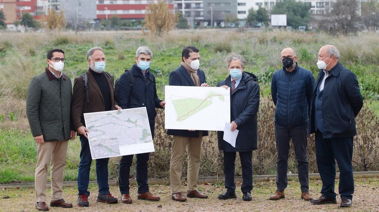 Fuentes junto al alcalde de Córdoba y técnicos de Urbanismo en la parcela del Parque del Canal