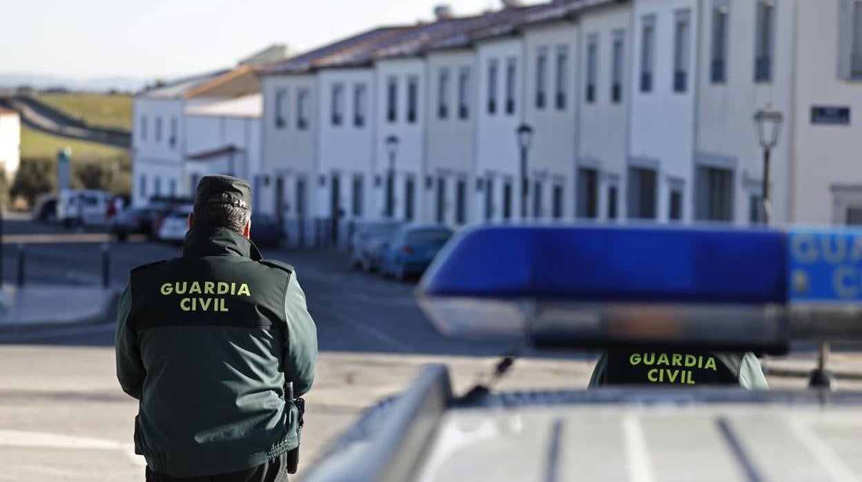 Un agente de la Guardia Civil en un pueblo de Córdoba