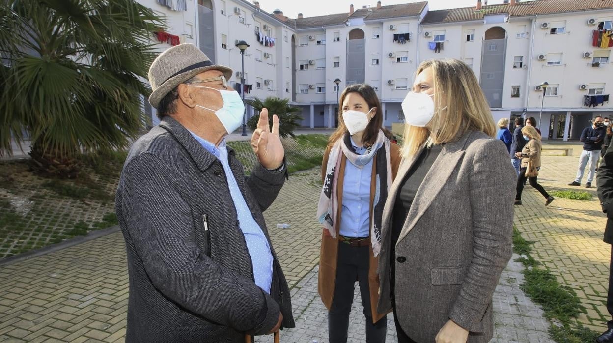 La consejera de Fomento, a la derecha, en la visita al barrio