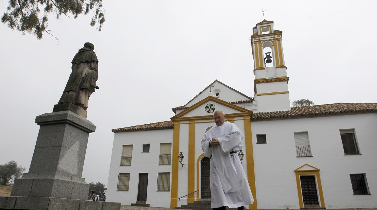 El superior de Santo Domingo, Mariano del Prado, pasa junto a la escultura de San Álvaro