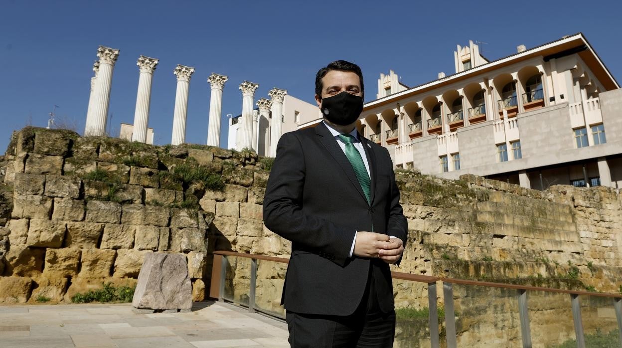 José María Bellido, alcalde de Córdoba, junto al templo romano de la ciudad y la sede del Ayuntamiento