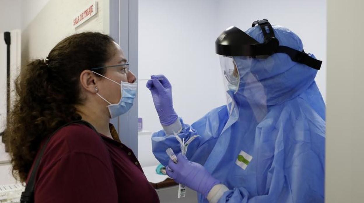 Una mujer se somete al test de PCR en un hospital de Córdoba