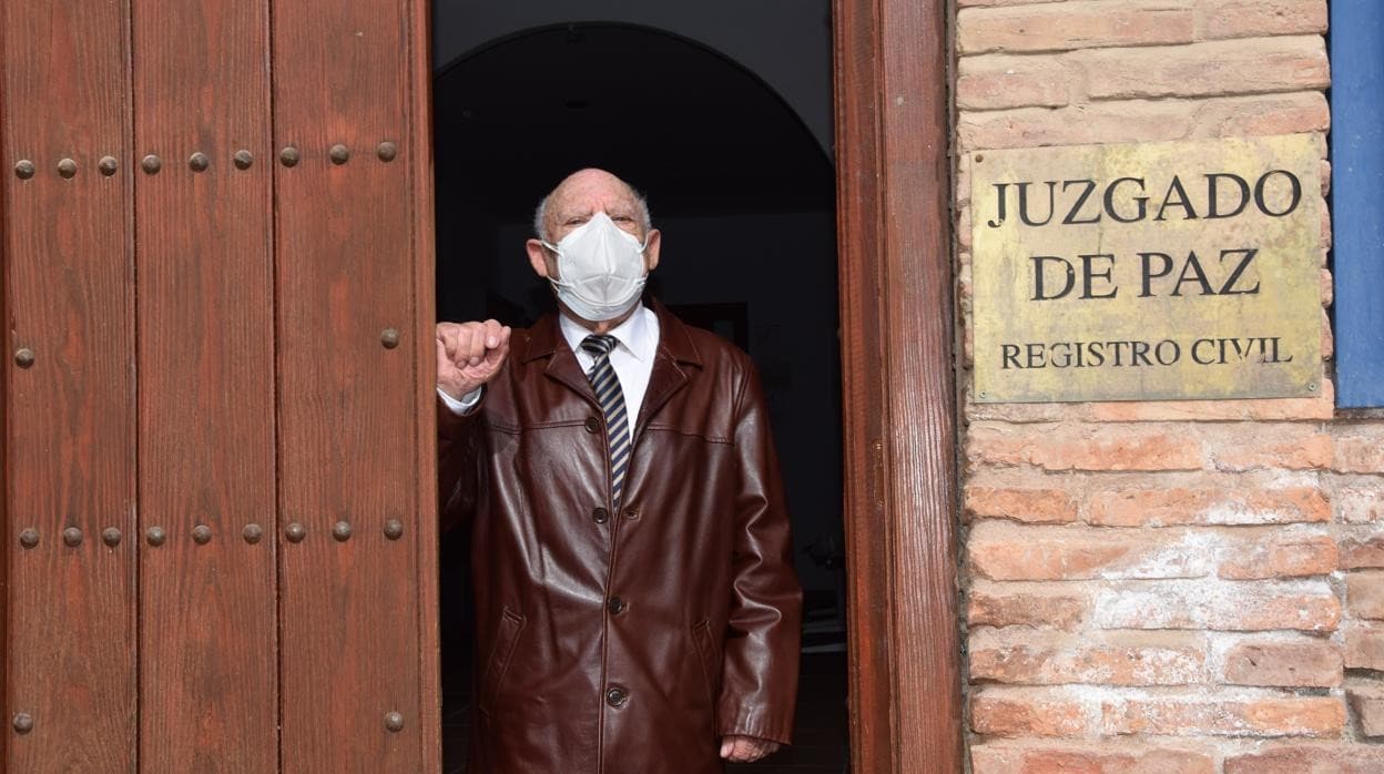 Francisco Ocaña, en la puerta de su juzgado