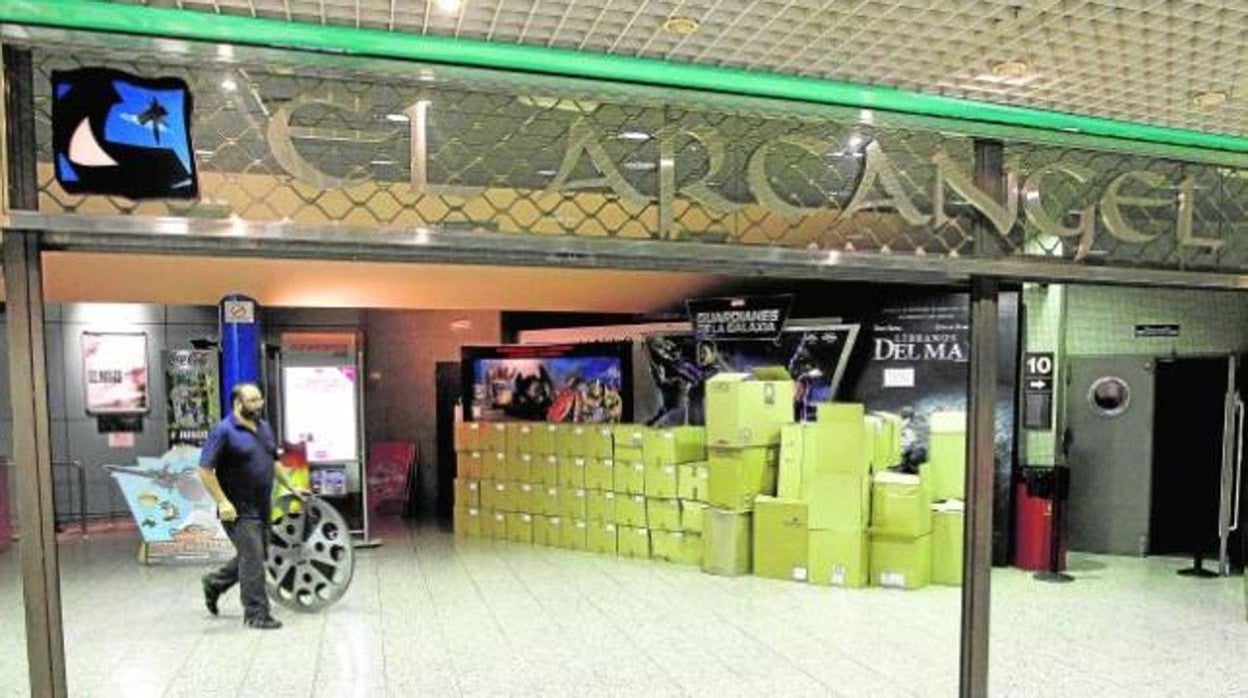 Imagen de los cines del centro comercial El Arcángel durante los trabajos para su cierre en 2014