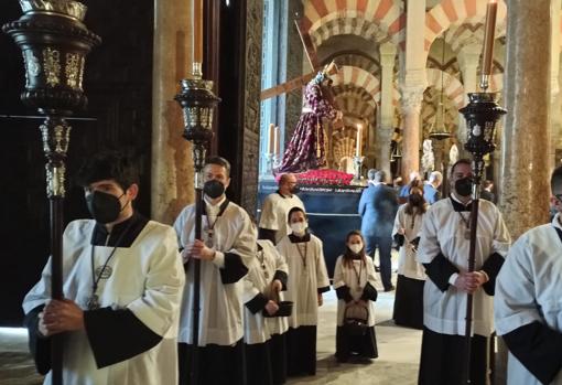 Los acólitos portando los ciriales de la cofradía de Jesús Nazareno