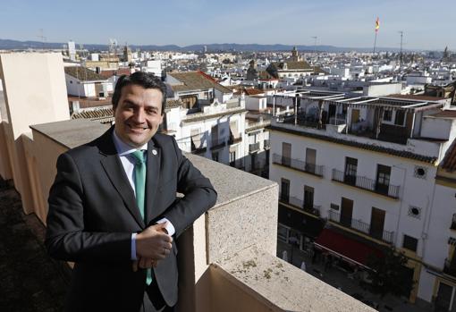 Bellido, en la planta superior del Ayuntamiento de Córdoba con la ciudad al fondo