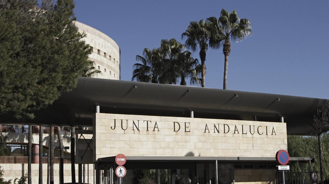 Edificio Torre Triana, sede de varias consejerías de la Junta de Andalucía en la Isla de La Cartuja