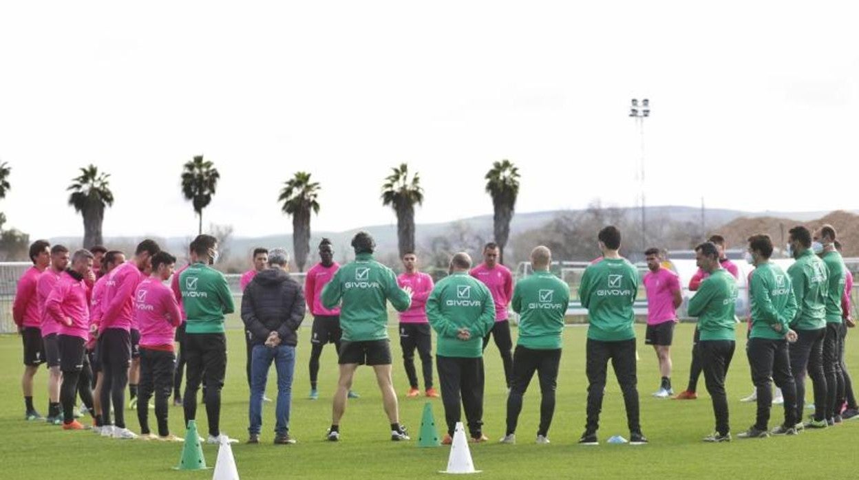 Charla de Pablo Alfaro antes de iniciar un entrenamiento