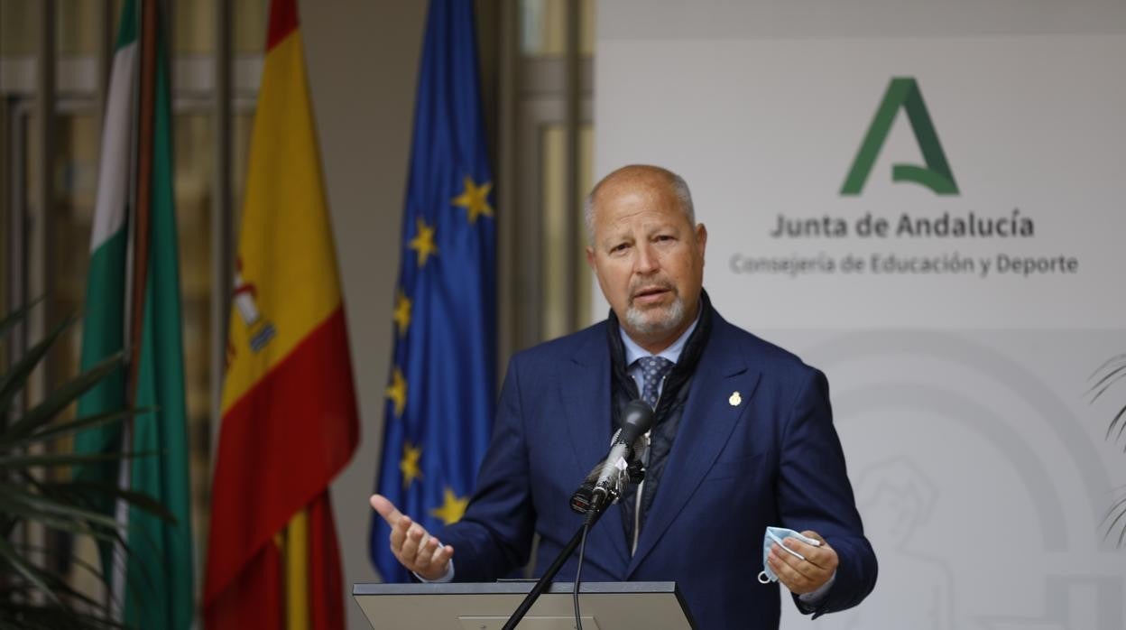 El consejero de Educación, ayer en la inaguruación del colegio de Infantil y Primaria Turruñuelos