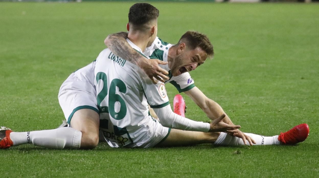 Los goleadores Nahuel y Luismi celebran los tantos del Córdoba CF ante el Linares