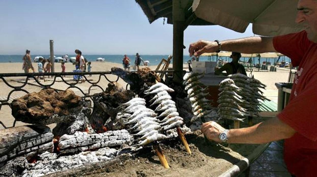 Varios espetos de sardinas, en una playa de Málaga