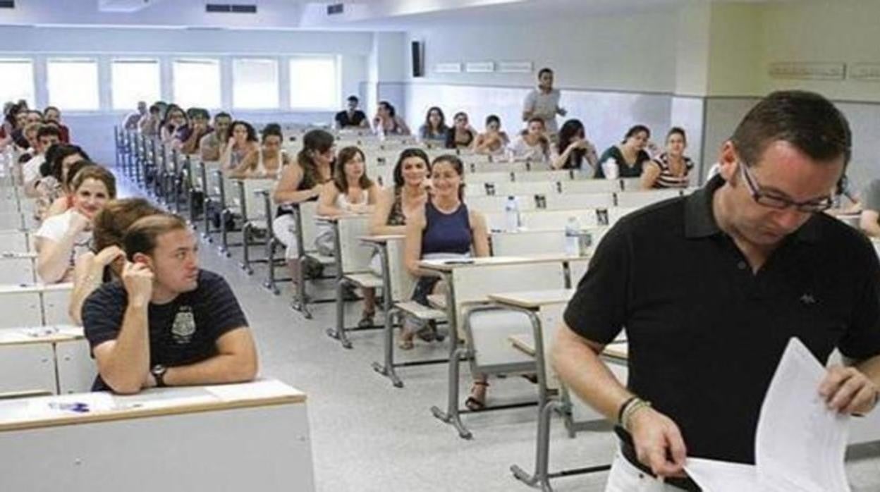 Opositores durante la realización de un examen