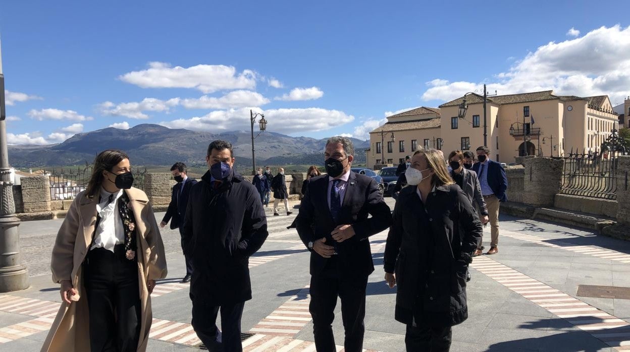 La alcaldesa de Ronda, con el presidente de la Junta, el consejero de Presidencia y la consejera de Agricultura