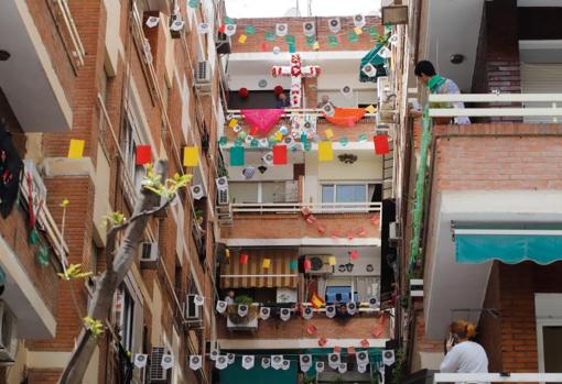 Cruces de mayo en las terrazas de un barrio de Córdoba en 2020