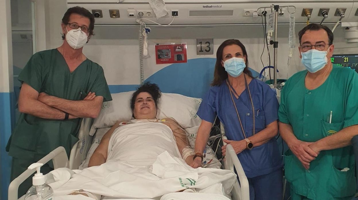 El equipo con la paciente a la que se implantó el sistema ECMO