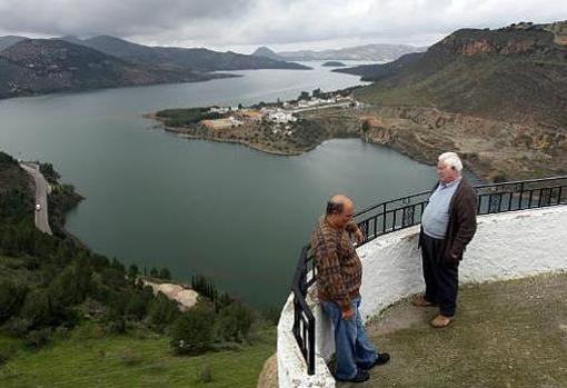 Panorámica del pantano de Iznájar desde un mirador de la localidad