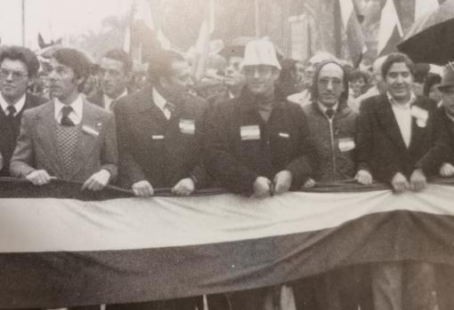 Riodríguez Alcaide, con gorro, a la izquierda de Casaño en una manifestación por la autonomía en 1977