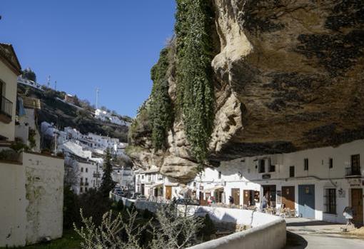 Una de las calles principales de Setenil de las Bodegas